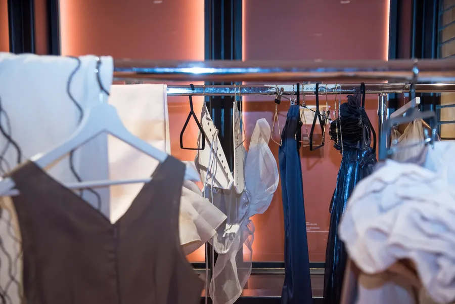 VDK „Behind the Curtains“ – mados dizaino baigiamųjų darbų pristatymas
