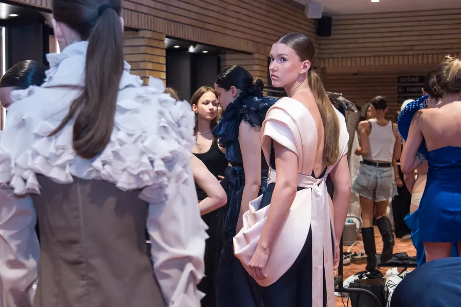 VDK „Behind the Curtains“ – mados dizaino baigiamųjų darbų pristatymas