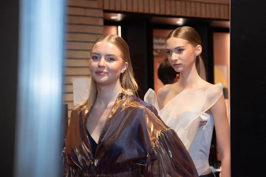 VDK „Behind the Curtains“ – mados dizaino baigiamųjų darbų pristatymas