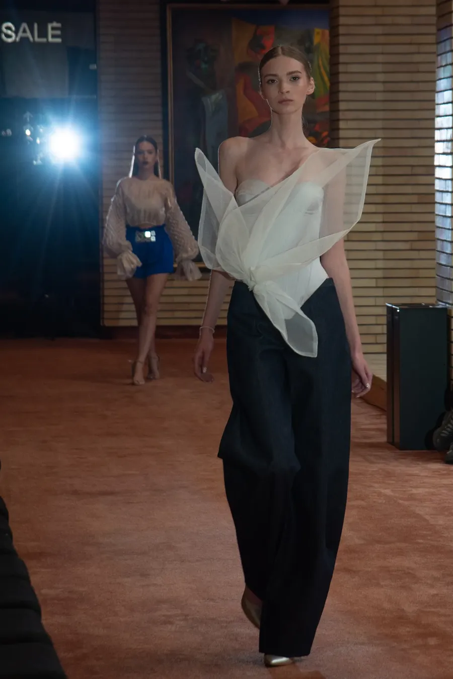 VDK „Behind the Curtains“ – mados dizaino baigiamųjų darbų pristatymas