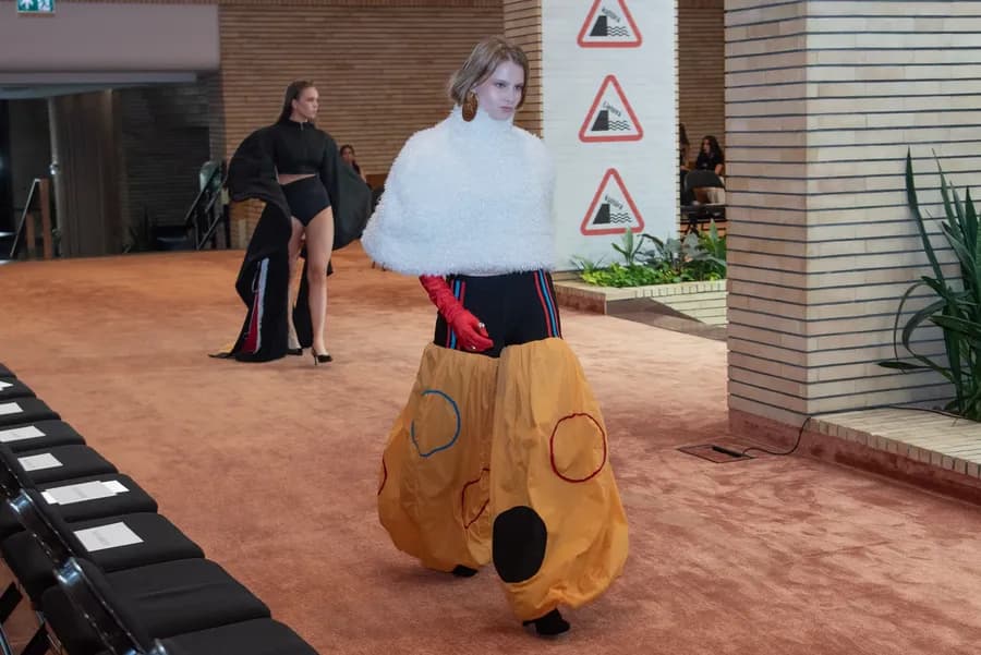 VDK „Behind the Curtains“ – mados dizaino baigiamųjų darbų pristatymas